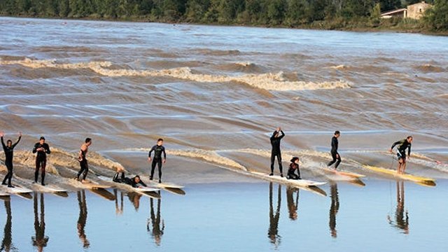 surfing tidal bore wave france