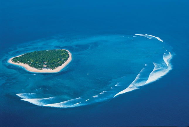 Tavarua Island Fiji stand up paddling