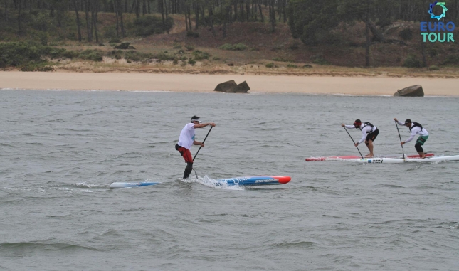 Leonard Nika on his way to victory at the Port Setubal SUP Race in Portugal (photo: EuroTour)
